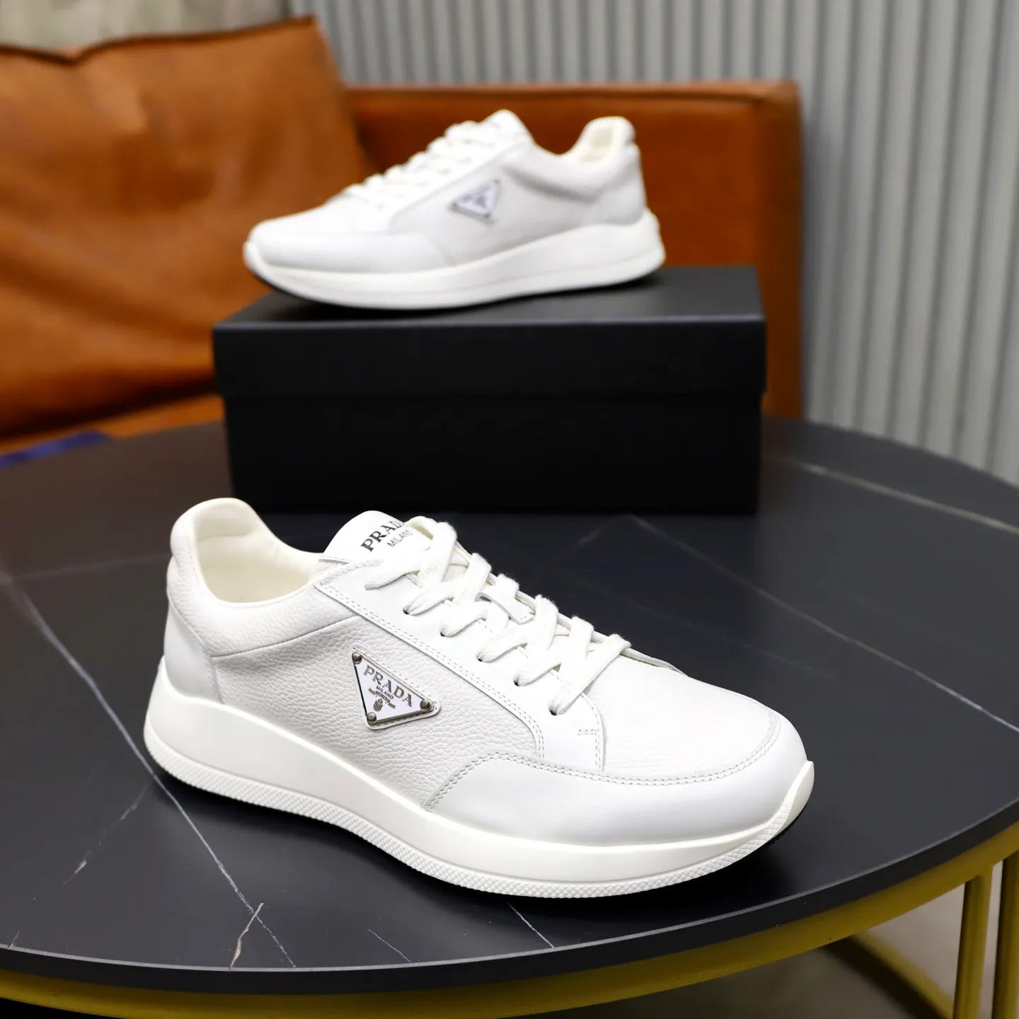 Factory price: 740💰Top original order Brand: PRADA (Prada) Standard code: Men's size 38/44 (45 can be customized) Grade: Same as the official website Material: Original cowhide stitching imported cowhide lining Original combination two-color wear-resistant soft outsole Style category: Leisure and sports version Young fashion European and American trend British style Color: Real picture color